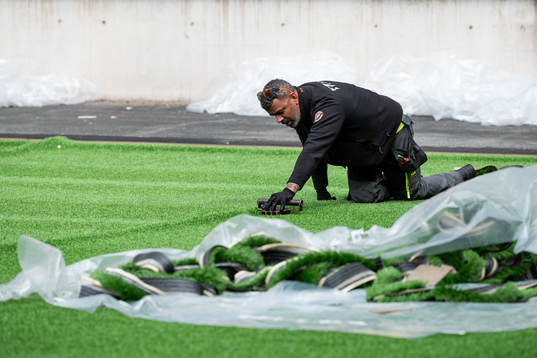 Installation av konstgräs på Borås arena