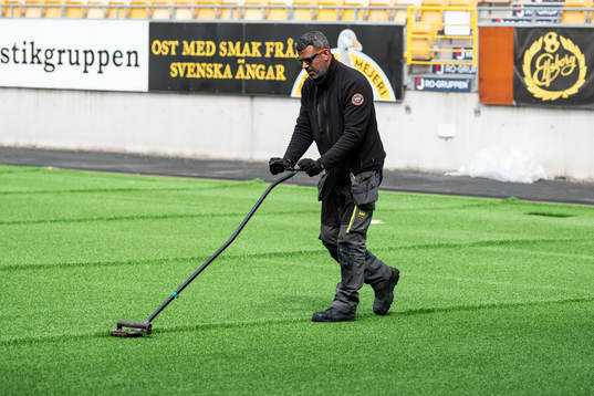 Installation av konstgräs på Borås arena