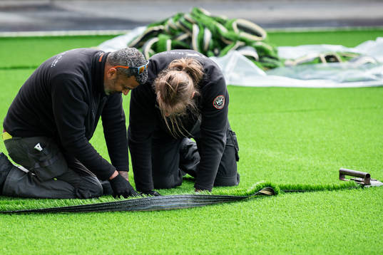 Installation av konstgräs på Borås arena