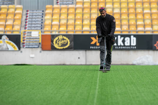 Installation av konstgräs på Borås arena
