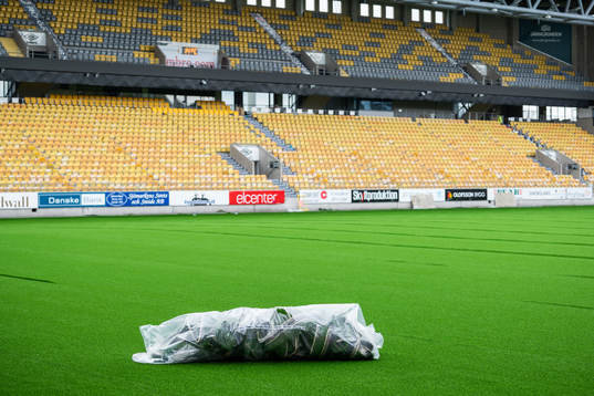 Installation av konstgräs på Borås arena