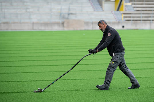 Installation av konstgräs på Borås arena