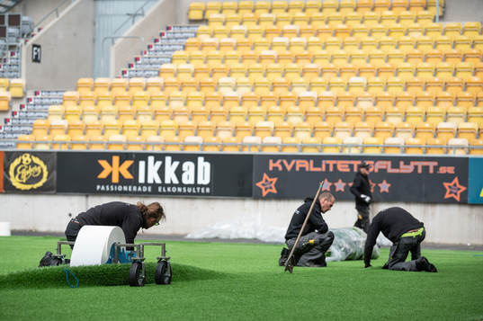 Installation av konstgräs på Borås arena