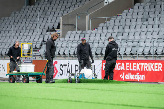Installation av konstgräs på Borås arena