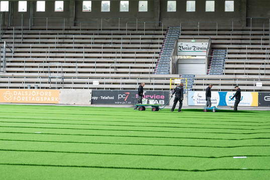 Installation av konstgräs på Borås arena