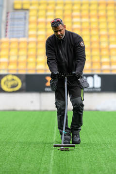 Installation av konstgräs på Borås arena