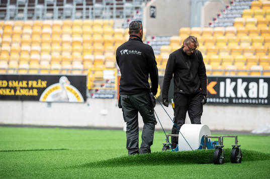 Installation av konstgräs på Borås arena