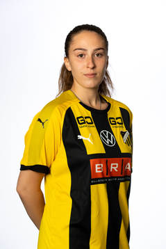Nora Belkham i häckens damlag