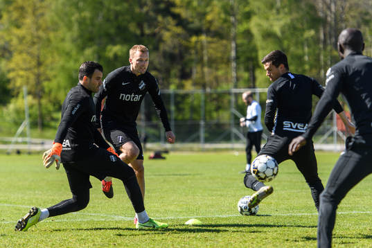 Målvakt Budimir Janosevic, Sebastian Larsson och Jasir