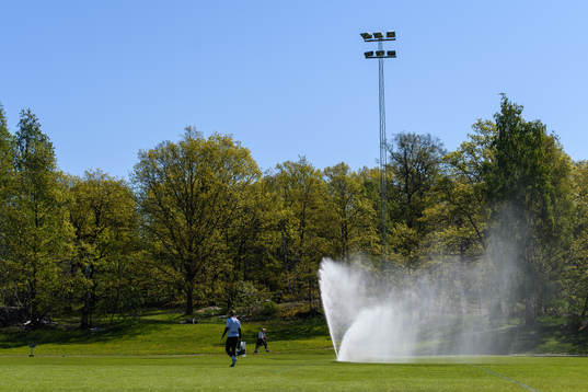 En vattenspridare på Karlbergs fotbollsplan