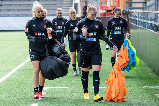 Sofie Svava och Beatrice Persson anländer