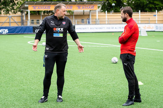 assisterande tränare Patrick Winqvist och Kenneth Mattsson