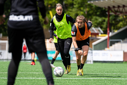 Fiona Brown jagas av Sanne Troelsgaard