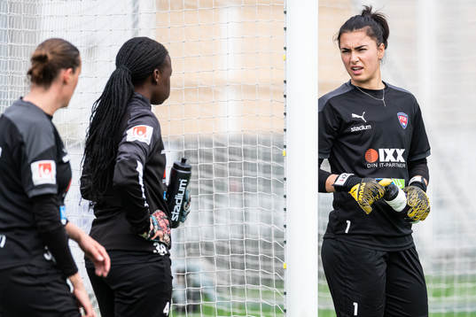 målvakterna Emma Lind, Angel Mukasa och Zecira Musovic