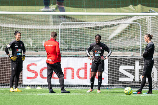 assisterande tränare Kenneth Mattsson instruerar