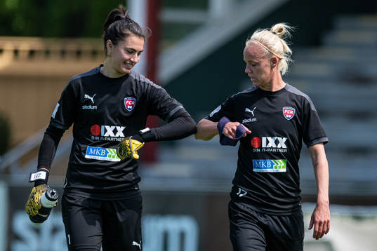 målvakt Zecira Musovic och Caroline Seger armbågar