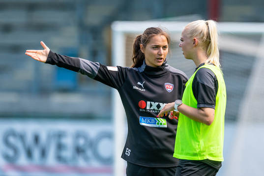 assisterande tränare Elena Sadiku i samtal med Sofie Svava