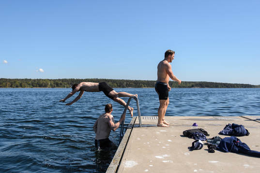 Marcus Högström, Anton Hedman och Jesper Pettersson badar