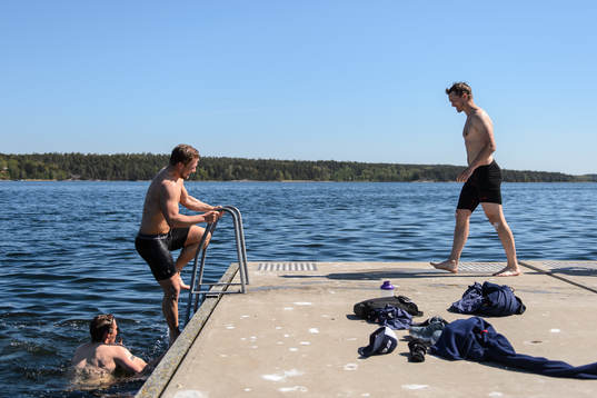 Marcus Högström, Anton Hedman och Jesper Pettersson badar