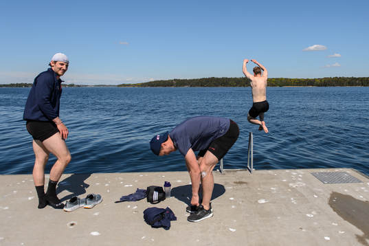 Marcus Högström, Anton Hedman och Jesper Pettersson badar
