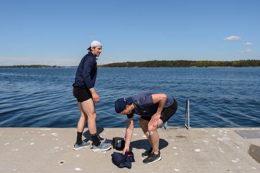 Marcus Högström och Anton Hedman gör sig redo att bada