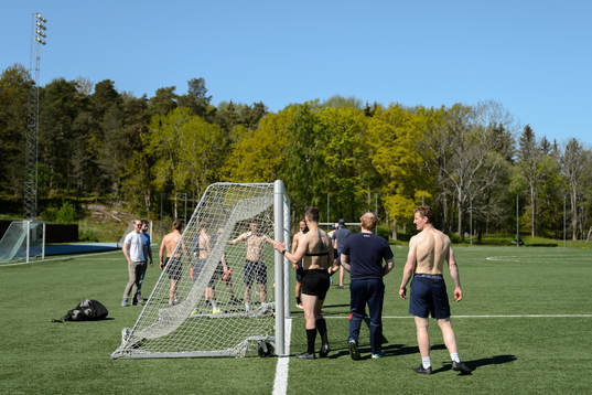 Spelarna flyttar på ett fotbollsmål