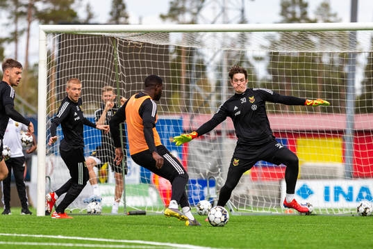 Isak Ssewankambo och målvakt Andrew Robert Mills