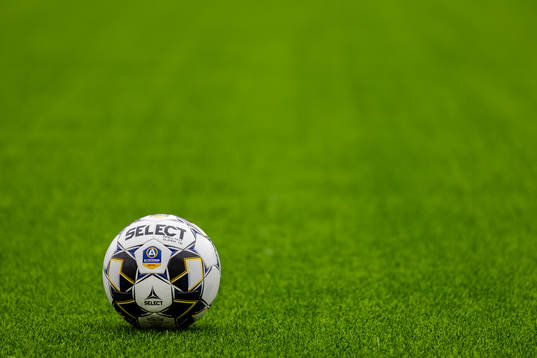 En fotboll av märket Select