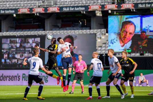 Alhaji Kamara of Randers and Kevin Diks of Aarhus in action