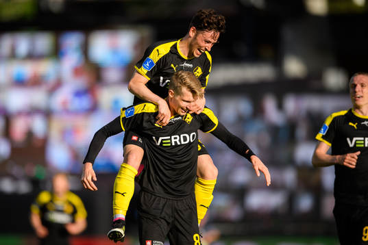 Simon Piesinger celebrate with Vito Hammershöy Mistrati of