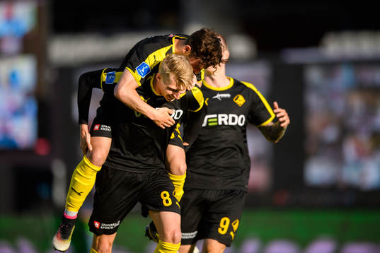 Simon Piesinger celebrate with Vito Hammershöy Mistrati of
