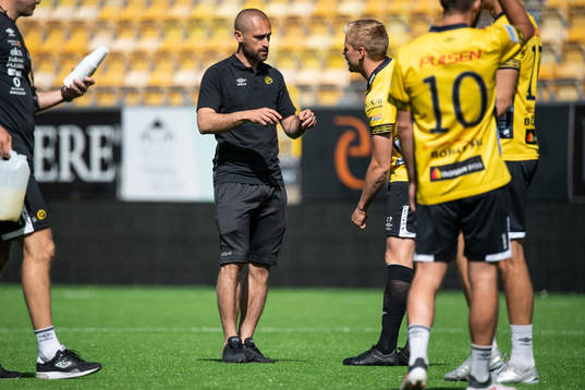 assisterande tränare Emir Bajrami diskuterar med Per Frick