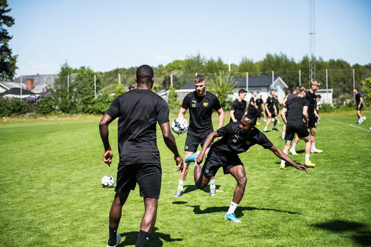 under en träning med det allsvenska fotbollslaget Mjällby