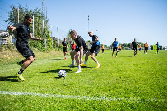 under en träning med det allsvenska fotbollslaget Mjällby