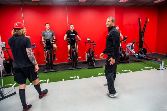 Fystränare, Freddie Sjögren med spelarna i gymmet. Malmö