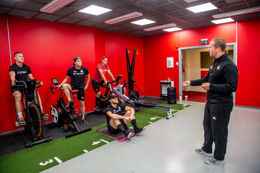 Fystränare, Freddie Sjögren med spelarna i gymmet. Malmö