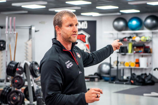Fystränare, Freddie Sjögren med spelarna i gymmet. Malmö