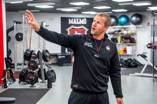 Fystränare, Freddie Sjögren med spelarna i gymmet. Malmö