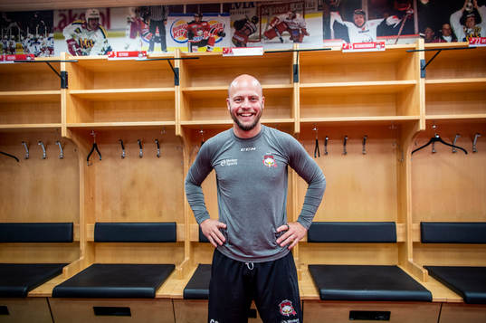 Oscar Alsenfelt spanar in det nya ljuset. Malmö Redhawks