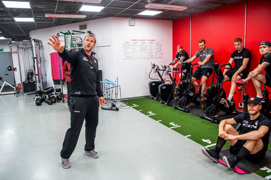 Fystränare, Freddie Sjögren med spelarna i gymmet. Malmö