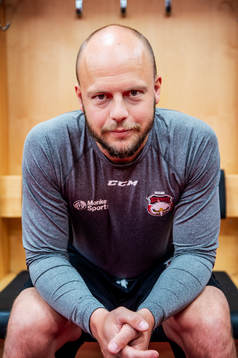 Oscar Alsenfelt spanar in det nya ljuset. Malmö Redhawks