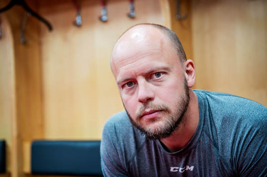 Oscar Alsenfelt spanar in det nya ljuset. Malmö Redhawks