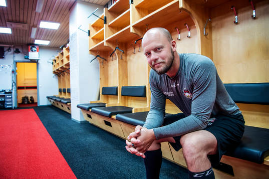 Oscar Alsenfelt spanar in det nya ljuset. Malmö Redhawks