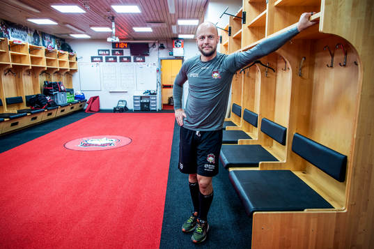 Oscar Alsenfelt spanar in det nya ljuset. Malmö Redhawks
