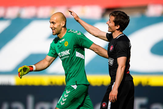 Goalkeeper Matej Delac of Horsens Lasse Vibe of Midtjylland