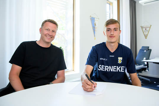 Sportchef Kennet Andersson sitter med Jesper Tolinsson som