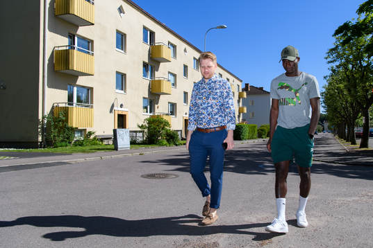 Göteborgs-Postens reporter Linus Pettersson intervjuar