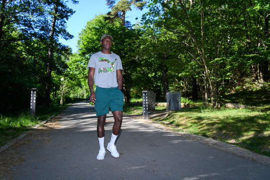 Häckens Godswill Ekpolo är ute på promenad