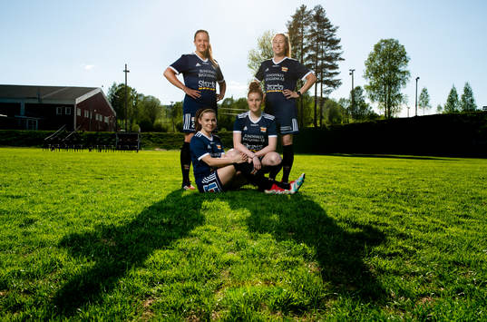 Stående, Amanda Hamrin och Emelie Åkersten, sittande