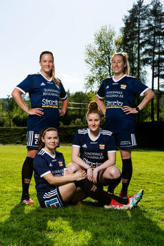 Stående, Amanda Hamrin och Emelie Åkersten, sittande